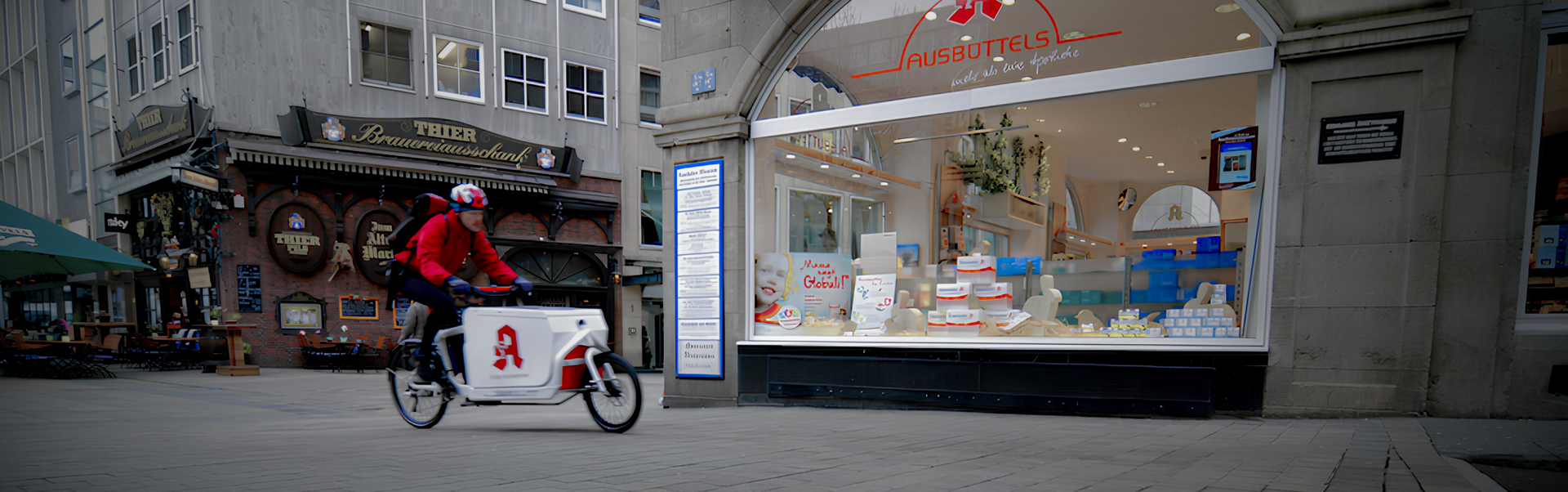 Lastenfahrrad fährt vor der Adler Apotheke über den Alten Markt in Dortmund